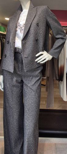 Tailleur-pantalon femme gris à motif pied-de-poule, composé d'une veste croisée et d'un pantalon large.